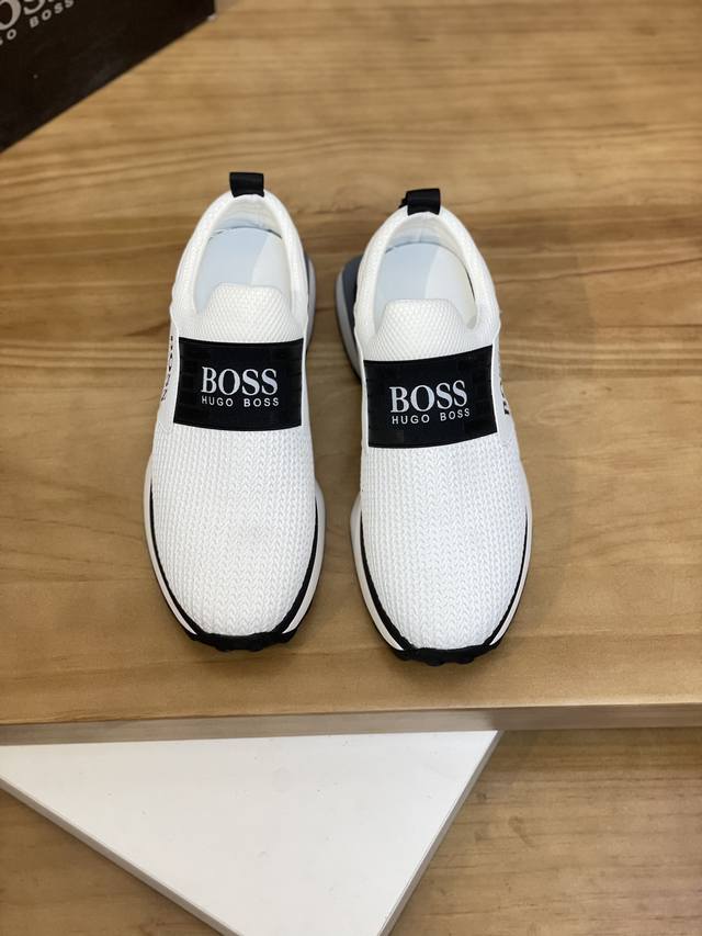 售 价: 商品商标：Boss * Boss* 低帮运动鞋 正码码数: 38-44 可订做45 商品材料：鞋面进口透气飞织，透气内里，原版大底。 编 号：8654